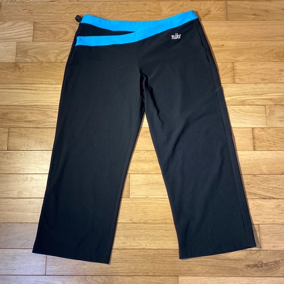 Nike womens high waisted straight leg crop leggings in black size M - Picture 2 of 14
